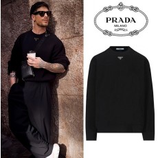 프라다 트라이앵글 넥플레이트 커플 맨투맨