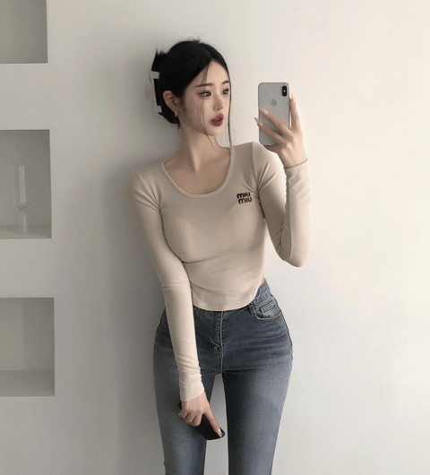 미우미우 여성 벨벳 라운딩 티셔츠 - 4 Color