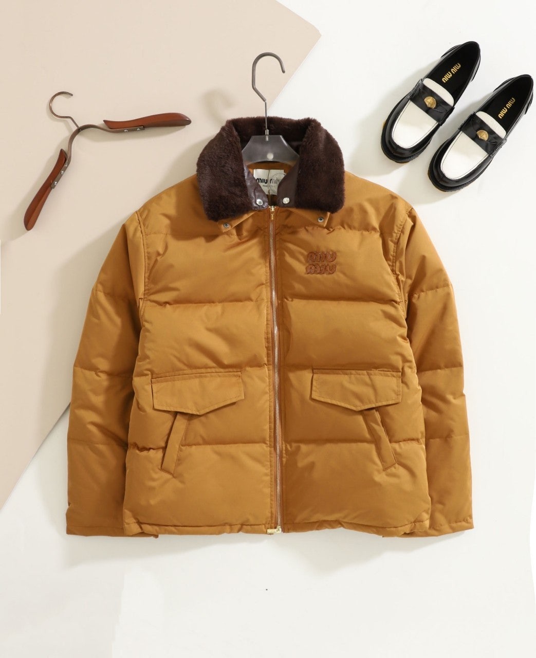 미우미우 여성 로고 자수 개버딘 패딩 다운자켓