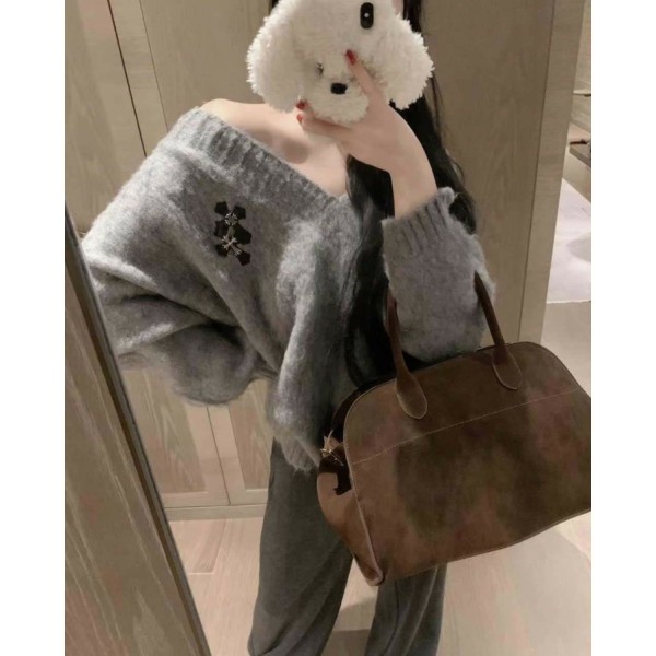 크롬하츠 여성 로고 레더패치 헤어리 브이넥 스웨터 - 2 Color-레플리카 사이트 쇼핑몰