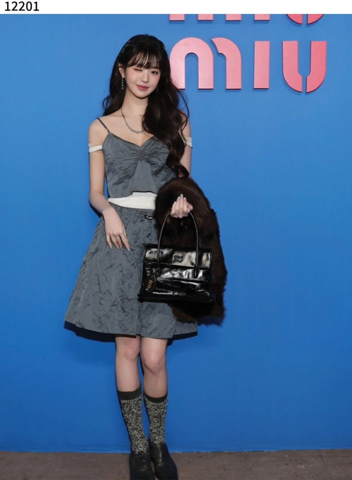 미우미우 솔리테르 광택 가죽 백