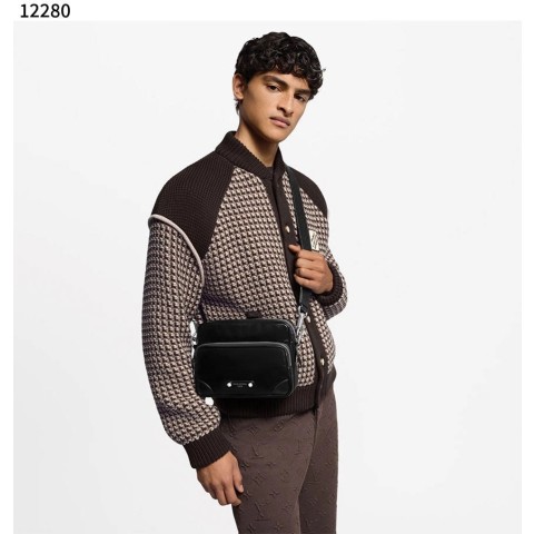 루이비통 닐 블랙 크로스백