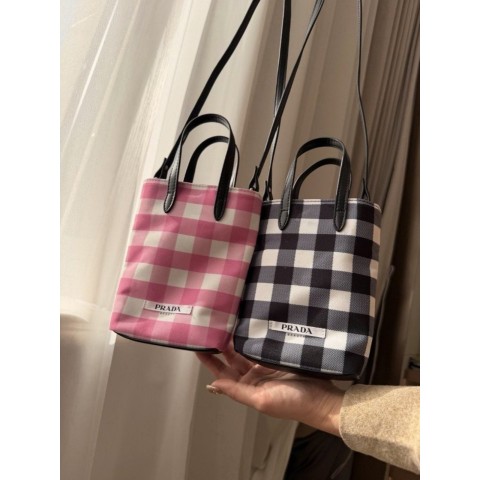 프라다 뷰티 체크무늬 크로스 바디폰백 2color