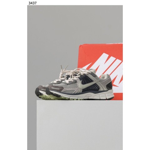 나이키 줌 보메로5 스니커즈